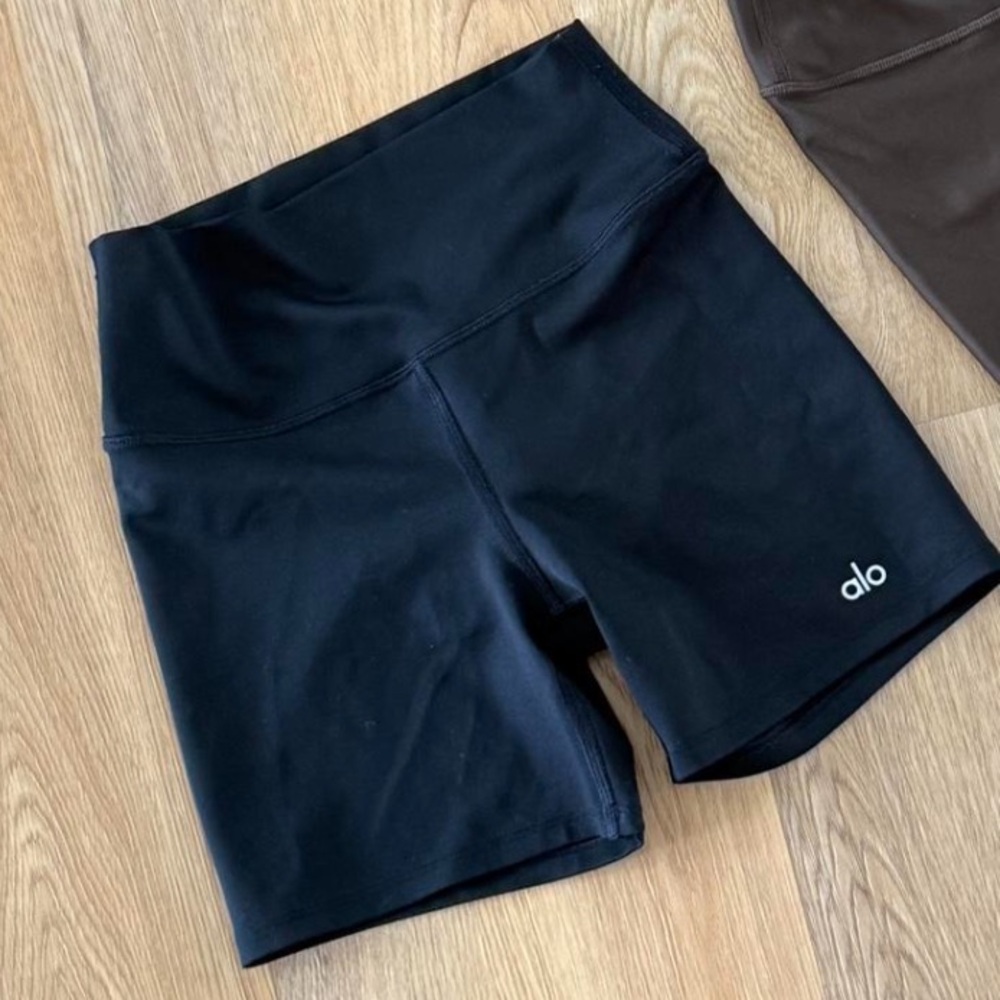 Alo 5" Airlift Energy Shorts in Black